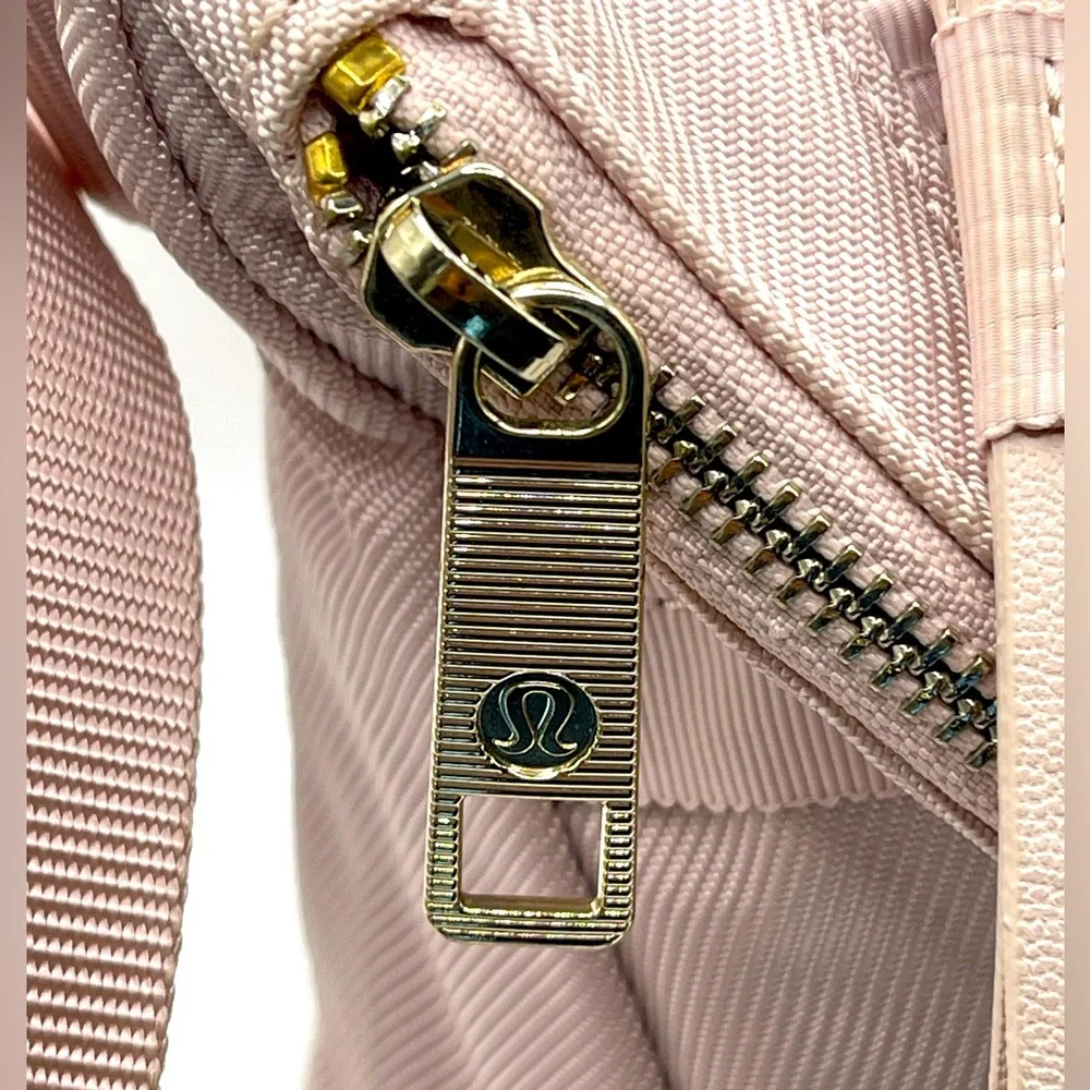 Lululemon All night Festival Bag Vol 5 L in Misty Pink - Picture 8 of 13